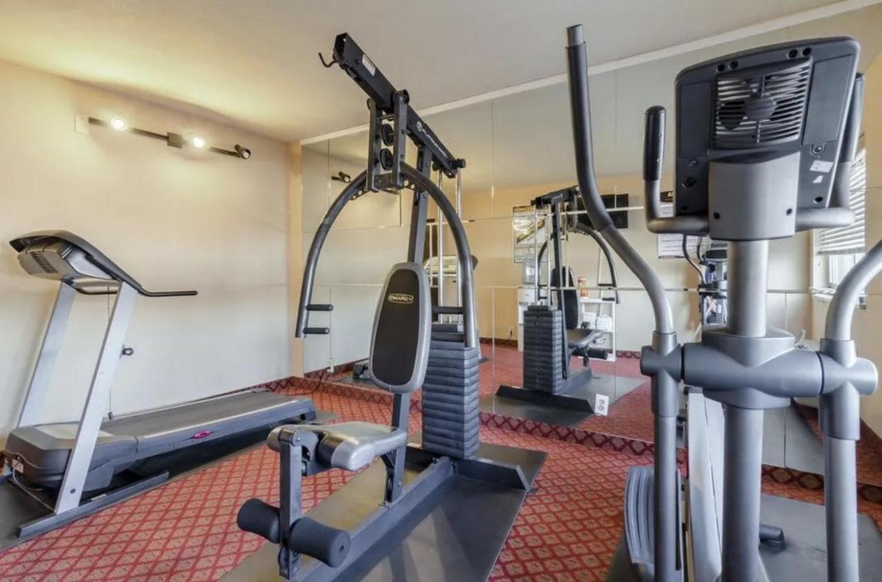 Hutchi Bell Hotell South Hutchinson Exteriör bild