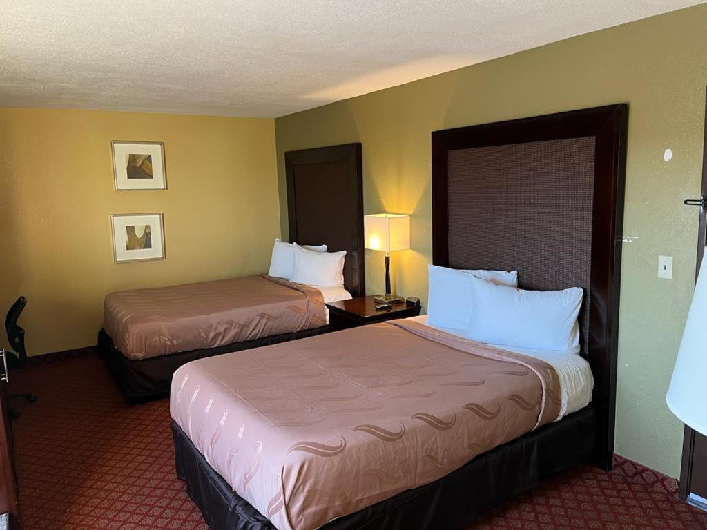 Hutchi Bell Hotell South Hutchinson Exteriör bild