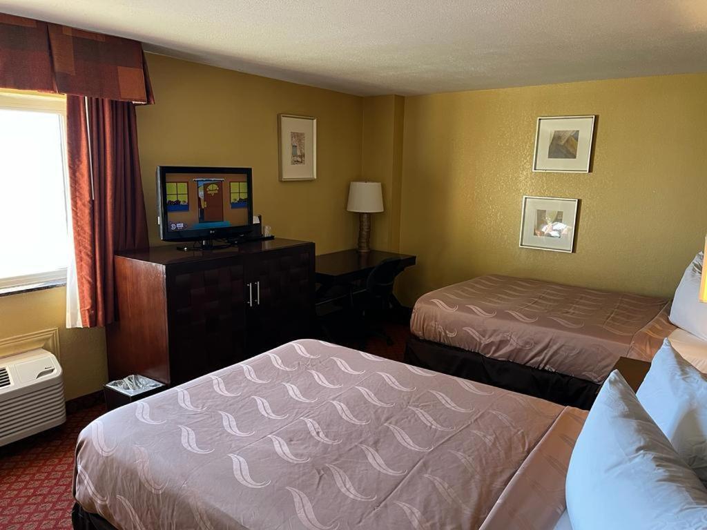 Hutchi Bell Hotell South Hutchinson Exteriör bild