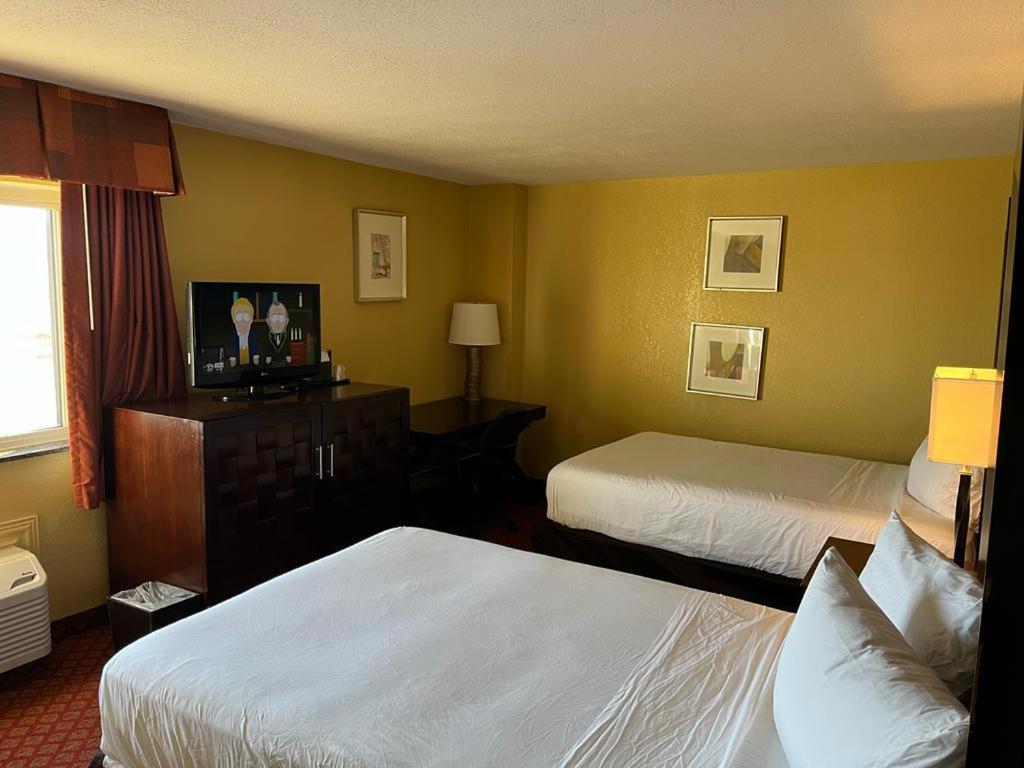 Hutchi Bell Hotell South Hutchinson Exteriör bild